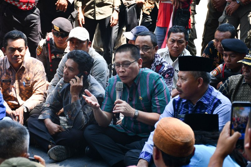 Foto Suasana Saat Wabup Edwin Menemui Demonstran di Jalan dpan Kantor Bupati Lotim, Kamis (20/8/2026) (PKP Lotim)